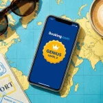 Smartphone affichant le niveau Genius 2 sur l'application Booking.com posé sur une carte du monde.