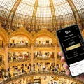 Application fidélité Galeries Lafayette sous la coupole du magasin à Paris.