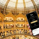 Application fidélité Galeries Lafayette sous la coupole du magasin à Paris.