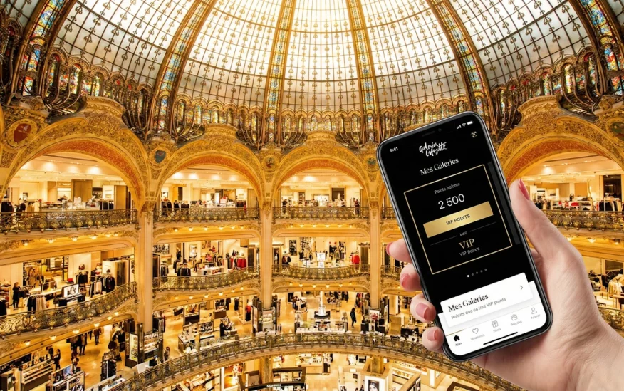 Application fidélité Galeries Lafayette sous la coupole du magasin à Paris.