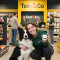 Application fidélité Tom&Co et client avec son chien en magasin.
