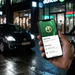 Smartphone affichant l'abonnement Uber One dans une rue animée le soir.
