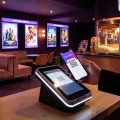 Utilisation du Pass Culture et des cartes de fidélité dans un cinéma moderne.