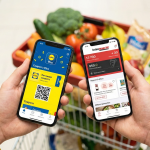 Comparaison visuelle entre l'application Lidl Plus sur smartphone et la carte de fidélité physique Intermarché devant un caddie de courses.