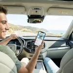 Conducteur souriant montrant son profil Ambassadeur sur l'application BlaBlaCar.