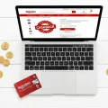 Ordinateur affichant le programme de fidélité Club R Rakuten et des pièces symbolisant le cashback.