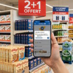 Illustration d'un smartphone affichant l'application Carrefour devant une allée de supermarché avec des offres 2+1 offert.