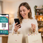 Personne recevant un cadeau d'anniversaire numérique sur son smartphone via une application de fidélité.