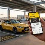 Voyageur utilisant l'application Hertz Gold Plus Rewards pour louer une voiture rapidement à l'aéroport.
