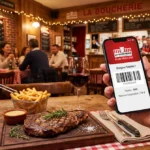 Un client présente son application de fidélité La Boucherie Privilège sur smartphone lors d'un repas au restaurant